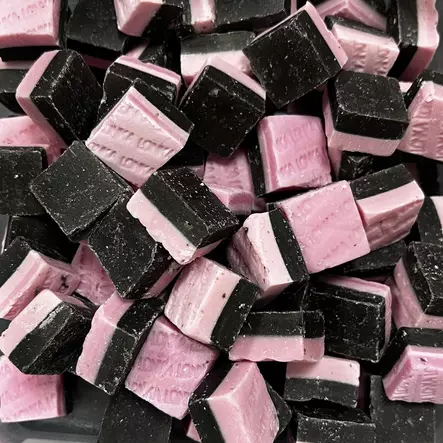 Vadelma-Lakritsi Fudge 50g - Toffee ja fudge irtokarkit - 16021 - 3