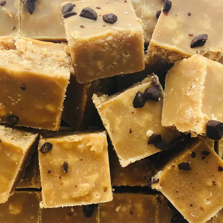 Valkosuklaacrisp Fudge 50g - Toffee ja fudge irtokarkit - 18043 - 1